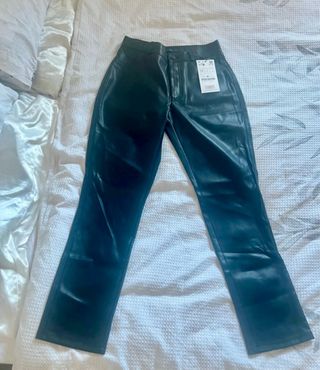 Pantalones efecto piel