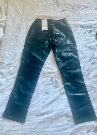 Pantalones efecto piel