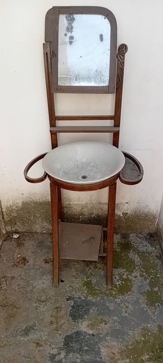 Lavabo antiguo de madera y cerámica