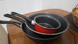 Set di utensili da cucina con cazo e due padelle