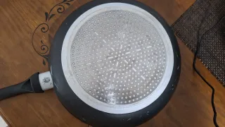 Set di utensili da cucina con cazo e due padelle