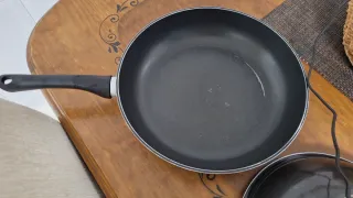 Set di utensili da cucina con cazo e due padelle