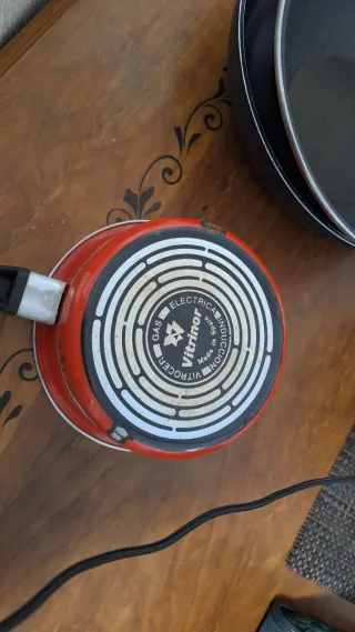 Set di utensili da cucina con cazo e due padelle