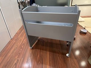 Minicuna balancín con ruedas, madera de roble.