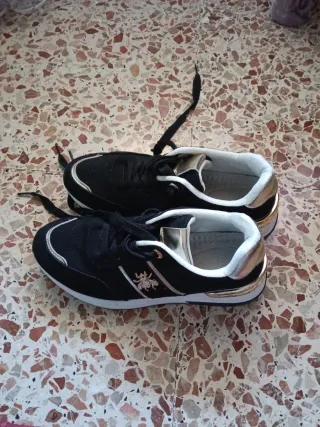 Zapatillas negras con detalles dorados