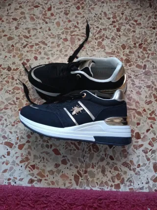 Zapatillas negras con detalles dorados