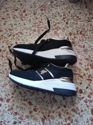 Zapatillas negras con detalles dorados