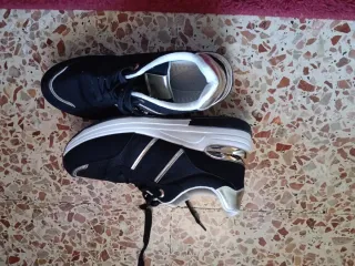 Zapatillas negras con detalles dorados