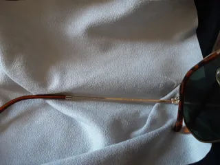 Gafas de sol Ray-Ban doradas y negras