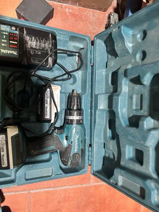 Taladro a batería Makita con maletín