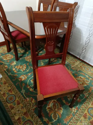 Mesa de madera maciza con sillas