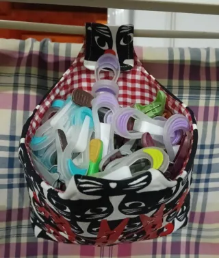 CESTA O BOLSA COLGANTE PARA PINZAS.