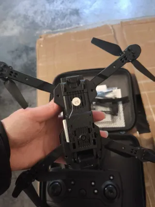Drone E99 con Fotocamera Include 3 batterie