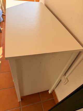 Cajonera Ikea blanca con tiradores azules