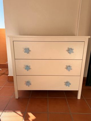 Cajonera Ikea blanca con tiradores azules
