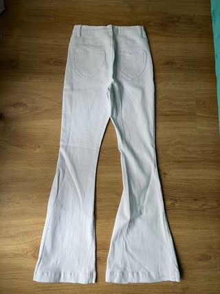 Pantalón vaquero blanco acampanado