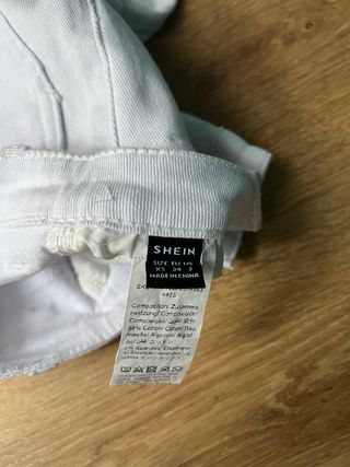 Pantalón vaquero blanco acampanado