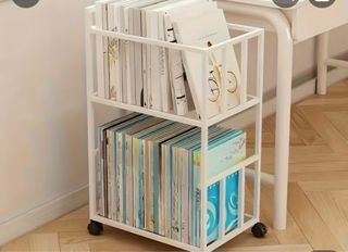 Scaffale in ferro bianco a due livelli