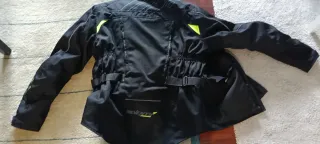 Chaqueta de moto negra con detalles neón