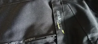 Chaqueta de moto negra con detalles neón