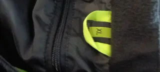 Chaqueta de moto negra con detalles neón