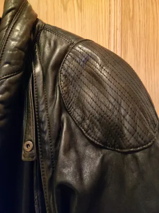 Cazadora de cuero negra