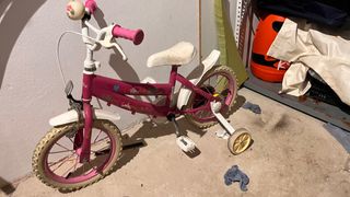 Bicicleta infantil rosa con ruedines