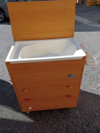 Mueble bañera para bebé y mueble con baldas