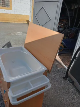 Mueble bañera para bebé y mueble con baldas