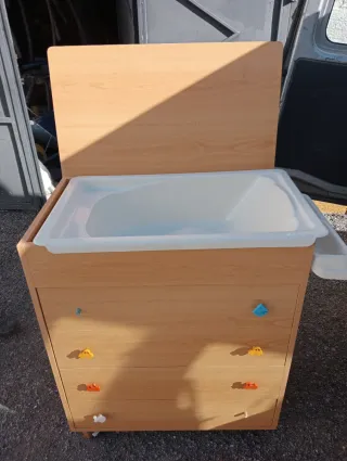 Mueble bañera para bebé y mueble con baldas