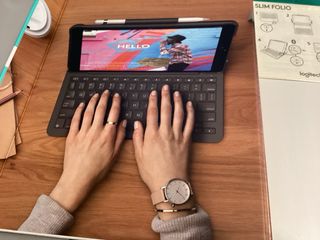 Logitech Slim Folio iPad 7/8/9 Gen