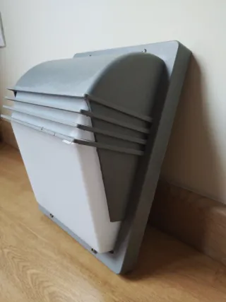 Foco de pared gris y blanco