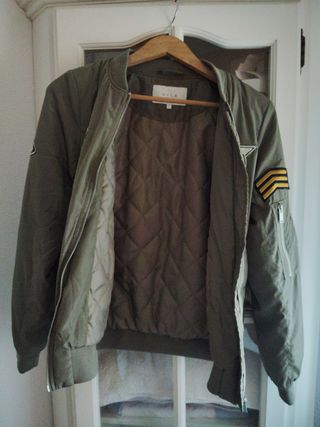 Cazadora bomber VILA militar parches