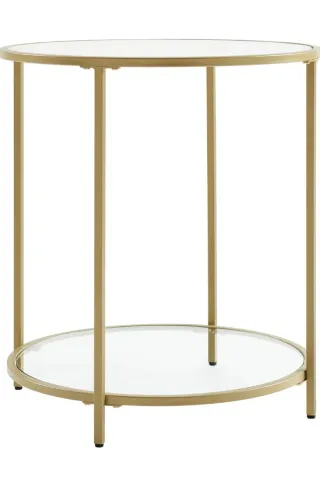 Mesa auxiliar dorada.