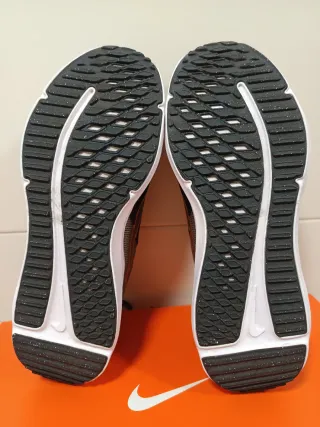 Zapatillas Nike Downshifter 12 Negras y Doradas