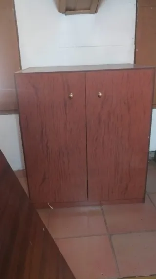 Armario de madera marrón