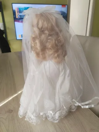 Muñeca de porcelana vestida de novia