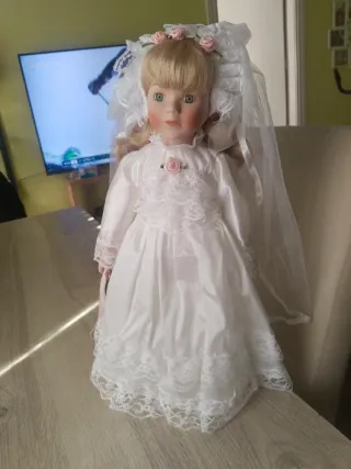 Muñeca de porcelana vestida de novia