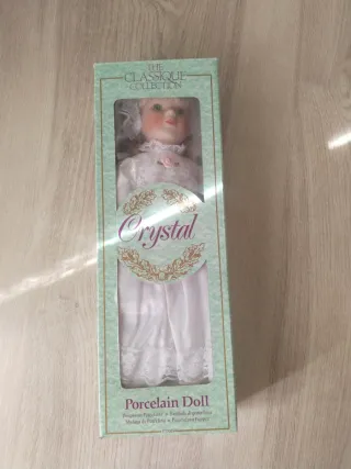 Muñeca de porcelana vestida de novia