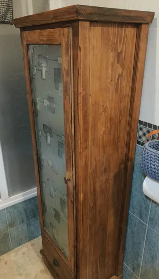 Vitrina de madera con cristal