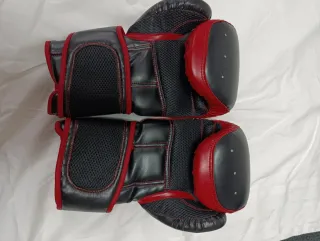 Guantes de boxeo negros y rojos 16 Oz
