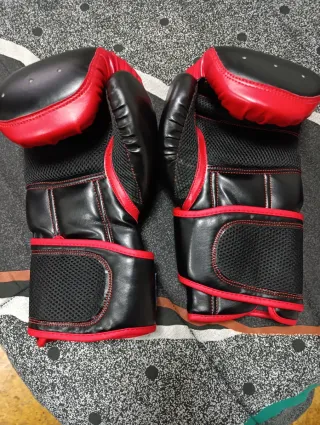 Guantes de boxeo negros y rojos 16 Oz
