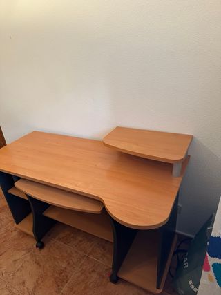 Escritorio de madera con ruedas