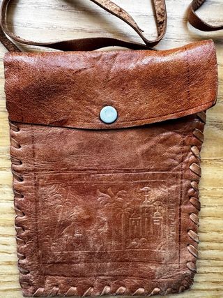 Bolso de cuero artesanal con relieve