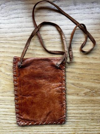 Bolso de cuero artesanal con relieve