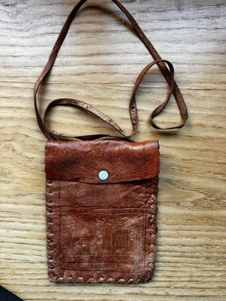 Bolso de cuero artesanal con relieve