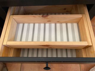 Mesita de noche de madera negra