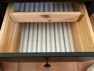 Mesita de noche de madera negra