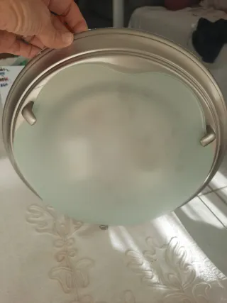 Plafón de techo plateado y transparente