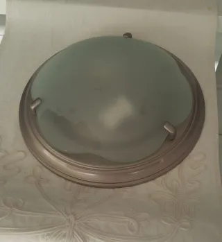 Plafón de techo plateado y transparente